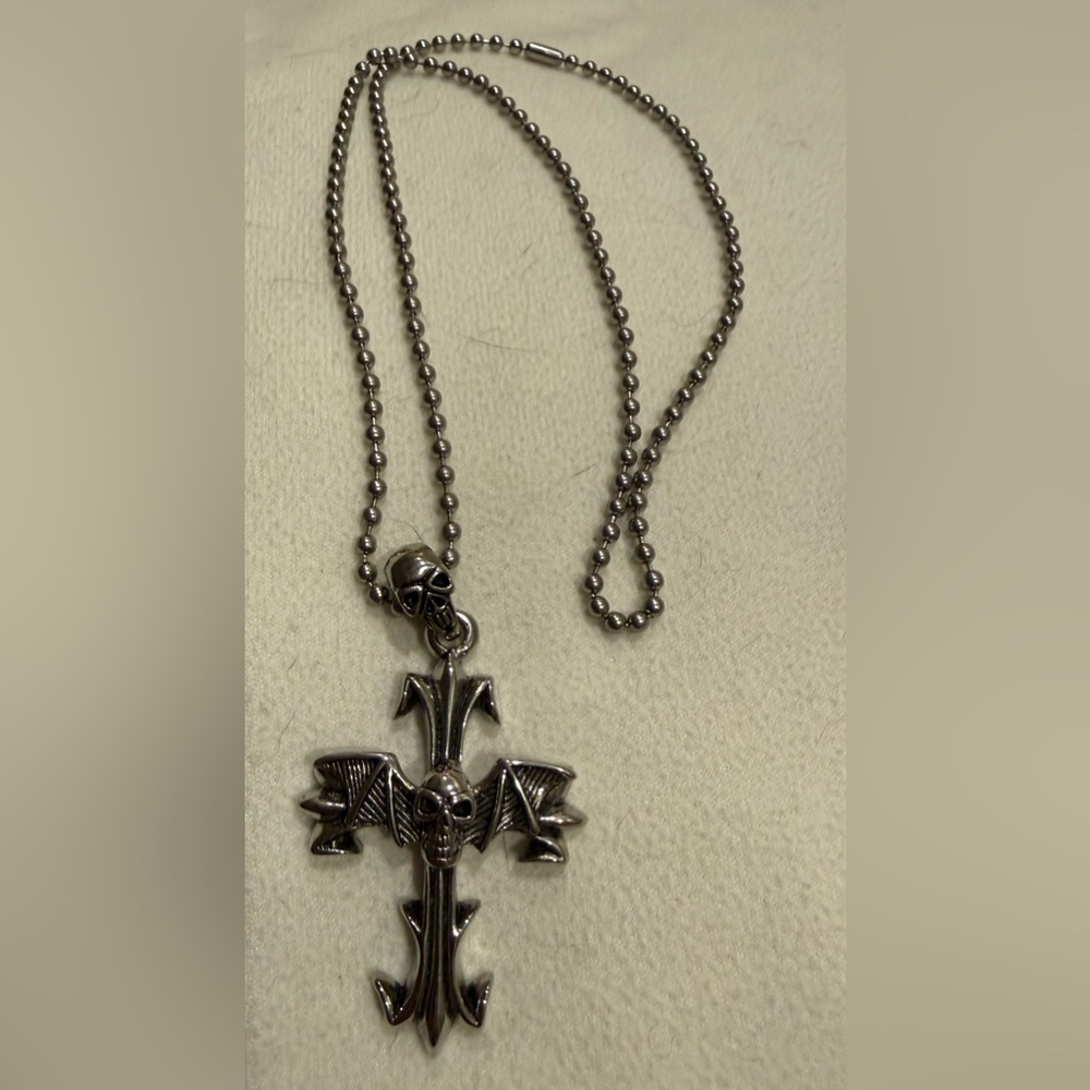 SS Skull Pendant with chain.